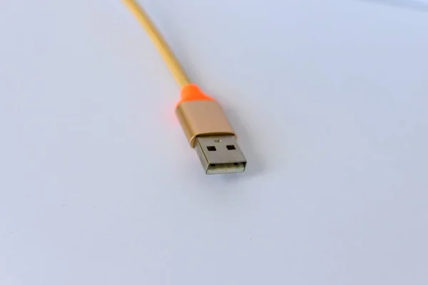 Disparo Cierre Cable Usb Sobre Una Superficie Blanca — Foto de Stock