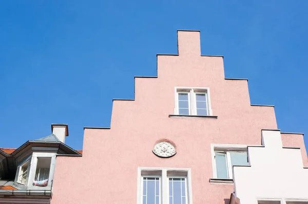 Низькокутний Знімок Верхньої Частини Рожевої Будівлі Тлі Блакитного Неба — стокове фото