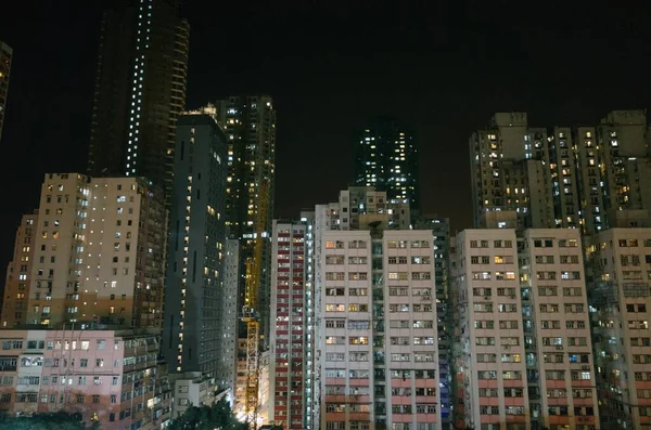 Edifícios Pedra Alta Arranha Céus Modernos Noite — Fotografia de Stock