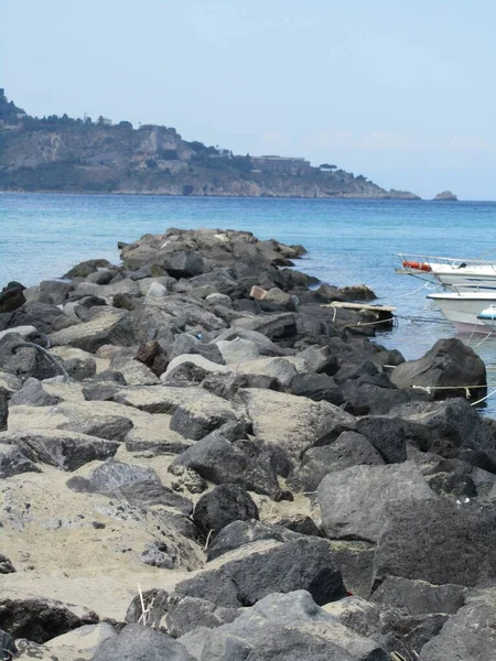 Taormina Sicilia Italia Jul 2011 Muelle Rocoso Muelle Para Refugio — Foto de Stock