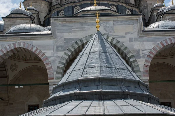 Tiro Encerramento Mesquita Fatih Turquia Capturado Dia Ensolarado — Fotografia de Stock