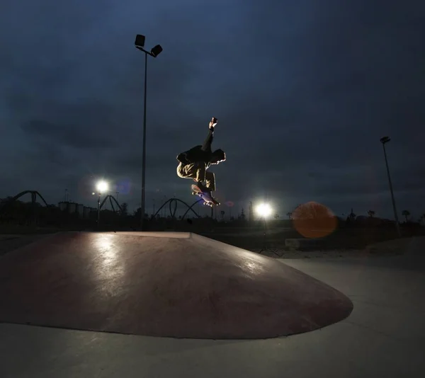 Macho Fazendo Truques Com Skate Noite — Fotografia de Stock