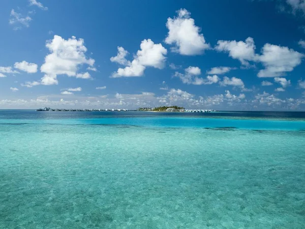 Uno Splendido Scenario Del Mare Tranquillo Sotto Cielo Nuvoloso — Foto Stock