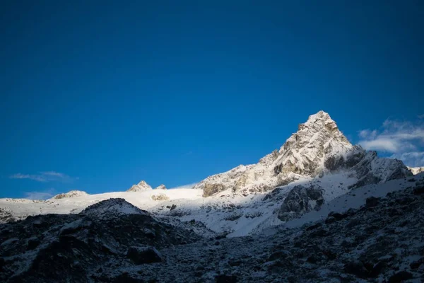 Una Vista Impresionante Cumbre Nevada Sobre Fondo Cielo Azul —  Fotos de Stock