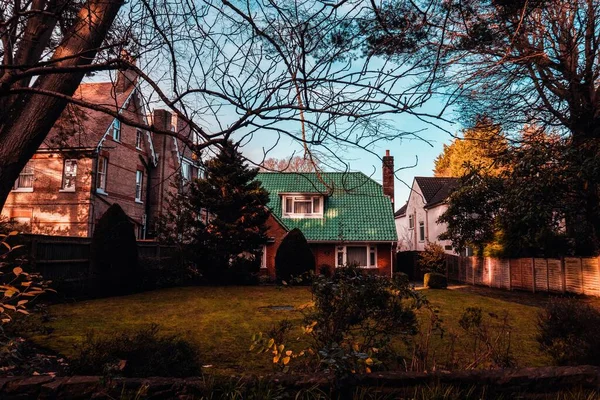 Uma Imagem Uma Casa Madeira Cercada Por Abeto Sob Luz — Fotografia de Stock