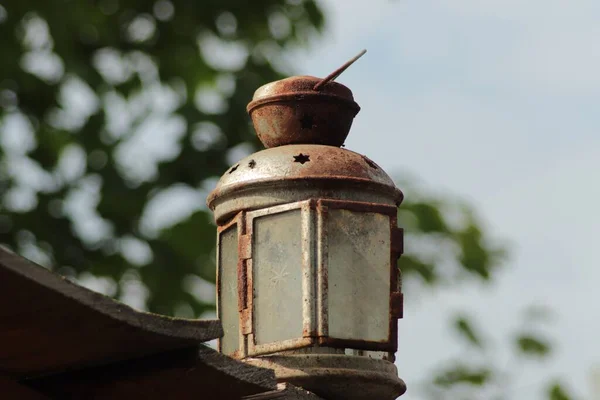 Horizontal Shot Old Dusty Lantern Tree Blurred Background — Stock Photo, Image