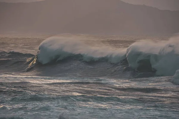 Prachtige Golven Van Stormachtige Oceaan Gevangen Een Bewolkte Avond — Stockfoto