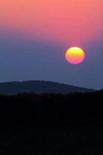 Pemandangan Yang Mempesona Matahari Terbenam Atas Bukit Bukit — Stok Foto