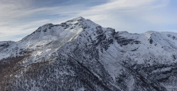 Захватывающий Снимок Гор Анкарес Покрытых Снегом Скользящим Голубым Небом Отлично — стоковое фото