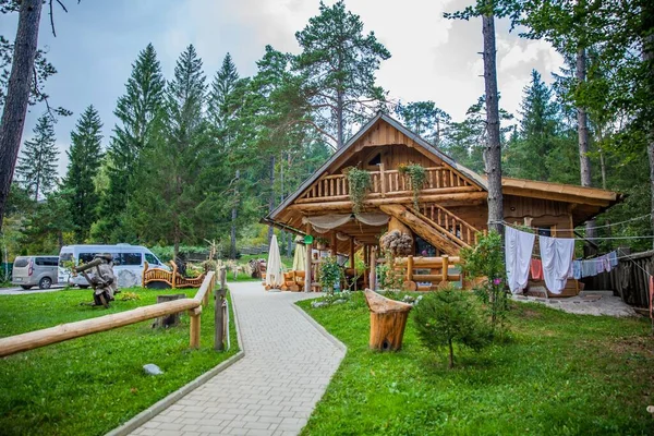 Eine Holzhütte Mit Touristen Hija Glamping Lake Bloke Nova Vas — Stockfoto