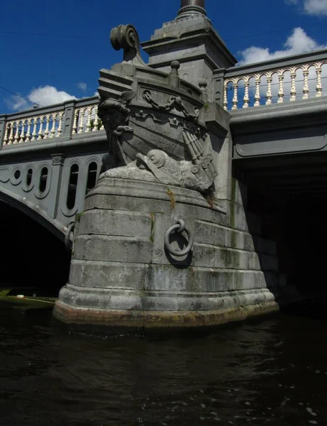 Amsterdam Niederlande Juli 2012 Eine Säulenskulptur Form Eines Bootes Das — Stockfoto