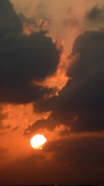 丸みを帯びた太陽と美しい夕日の垂直 — ストック写真