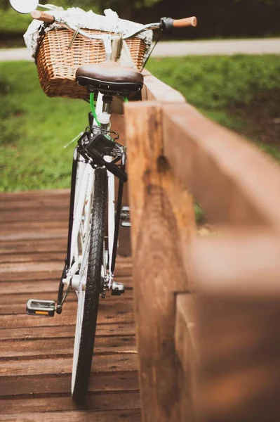 Pionowe Ujęcie Roweru Zaparkowanego Drewnianym Moście — Zdjęcie stockowe