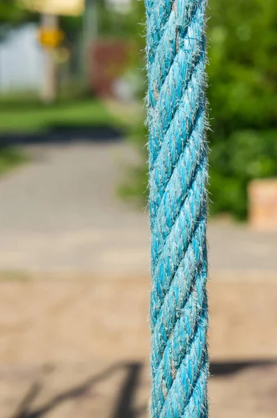 Tiro Vertical Uma Corda Grossa Azul Durante Dia — Fotografia de Stock