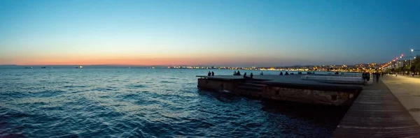 Ein Sonnenuntergang Über Dem Blauen Wasser Neben Der Stadt — Stockfoto