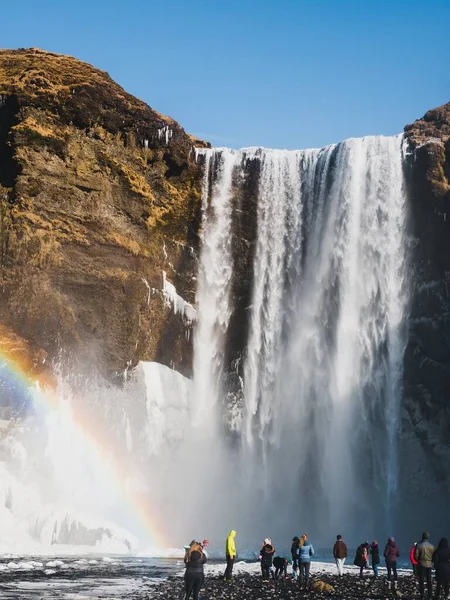 Вертикальний Знімок Водоспаду Скогафос Ісландії Веселка Сонячний День — стокове фото