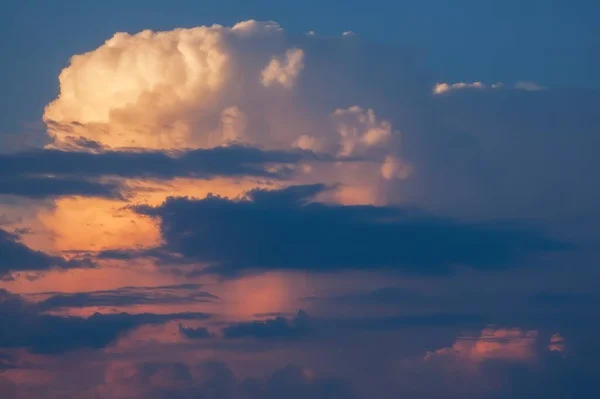 Sebuah Gambar Sudut Rendah Dari Awan Hati Langit Biru — Stok Foto