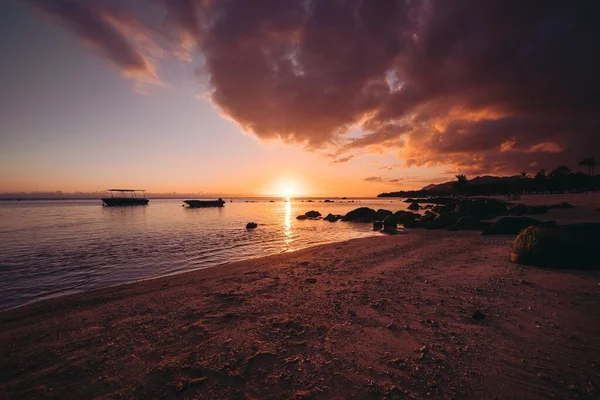 Ein Schöner Blick Auf Einen Sonnenuntergang Einem Ruhigen Strand Mit — Stockfoto