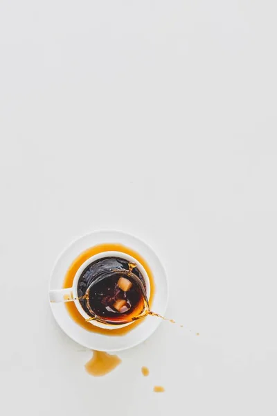 ภาพถ ายม งแนวต งของถ วยกาแฟท หกแยกก นบนพ นหล ขาว — ภาพถ่ายสต็อก
