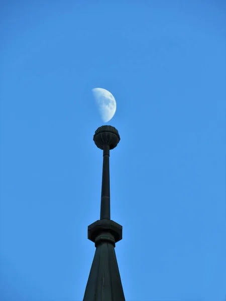 Plan Vertical Lune Sur Sommet Clocher — Photo
