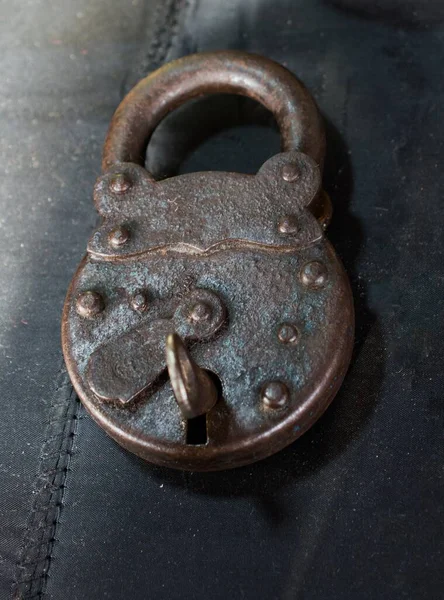 Μια Κάθετη Κοντινή Λήψη Μιας Παλιάς Σκουριασμένης Κλειδαριάς Μια Σκοτεινή — Φωτογραφία Αρχείου