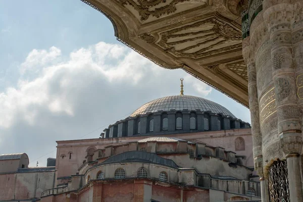 Tiro Ângulo Baixo Hagia Sophia Europeia Turquia Capturado Dia Ensolarado — Fotografia de Stock