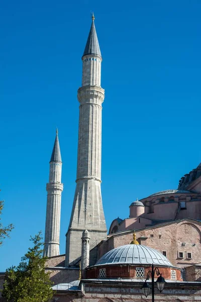 Torre Del Museo Hagia Sophia Estambul Turquía Contra Cielo Azul —  Fotos de Stock