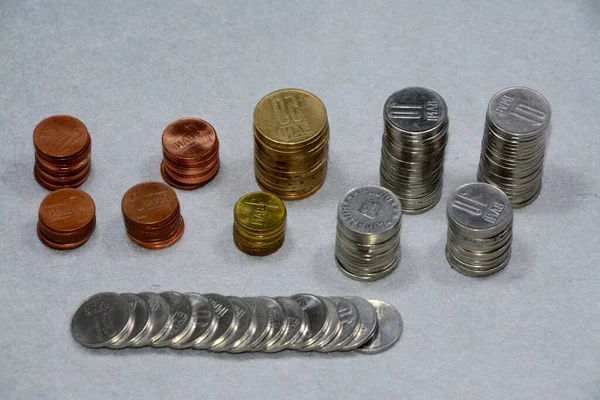 Una Pila Monedas Rumanas Sobre Mesa — Foto de Stock