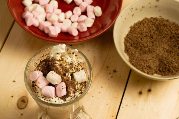 Sebuah Pemandangan Atas Minuman Cokelat Panas Dengan Busa Marshmallow Dan — Stok Foto