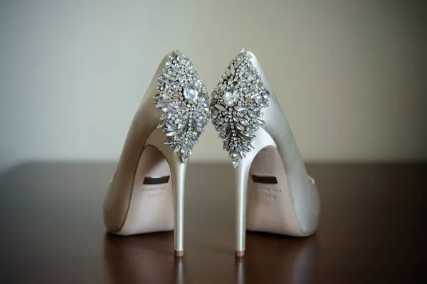 Eine Nahaufnahme Einer Schönen Hochzeit High Heels Mit Kristallen Bedeckt — Stockfoto