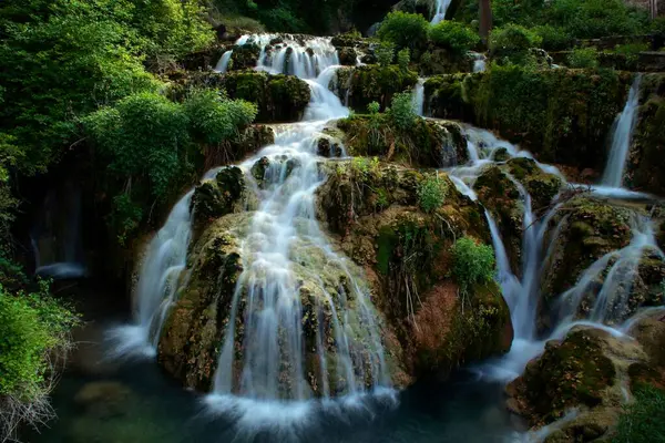 Uma Bela Cachoeira Que Flui Através Uma Floresta Verde Exuberante — Fotografia de Stock