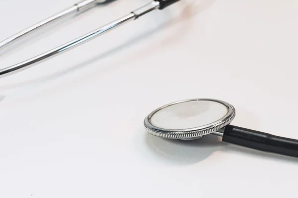 Primer Plano Estetoscopio Sobre Mesa Bajo Las Luces Concepto Médico — Foto de Stock