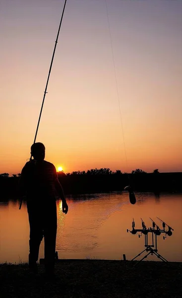 Ein Schönes Vertikales Bild Einer Silhouette Eines Fischers Vor Einem — Stockfoto