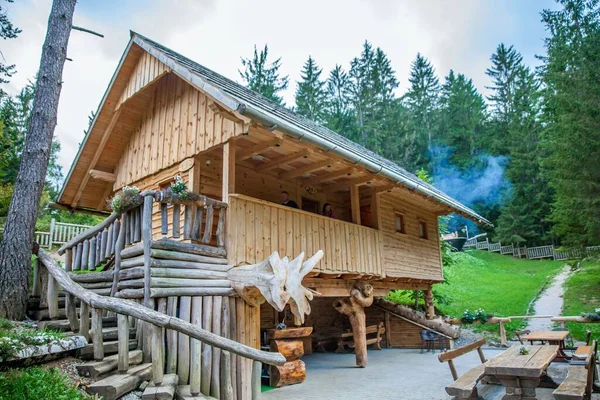 Eine Holzhütte Mit Touristen Hija Glamping Lake Bloke Nova Vas — Stockfoto