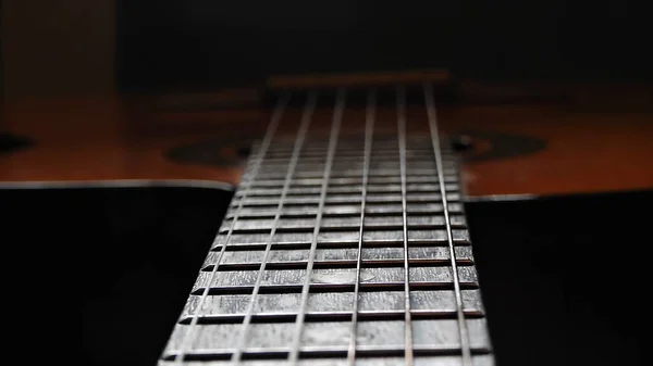Nahaufnahme Der Saiten Einer Handelsüblichen Akustikgitarre — Stockfoto