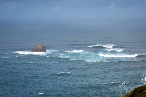 大海中央的一块巨石 波涛汹涌 — 图库照片
