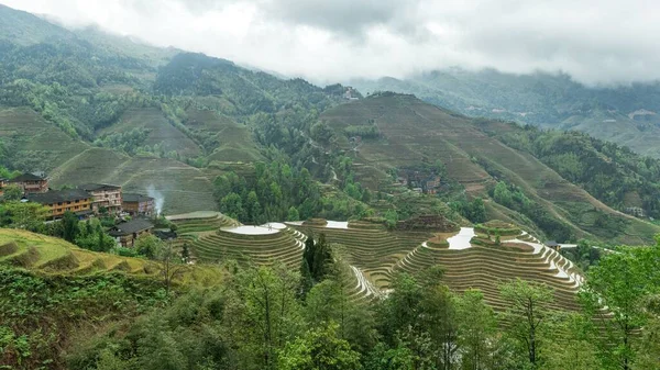 Tiro Aéreo Bonito Uma Cidade Chinesa Cercada Por Natureza Incrível — Fotografia de Stock