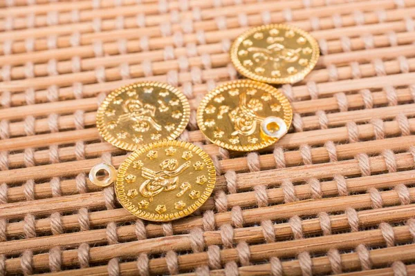 Ένα Κοντινό Πλάνο Των Χρυσών Νομισμάτων Που Συλλαμβάνονται Μια Καφέ — Φωτογραφία Αρχείου