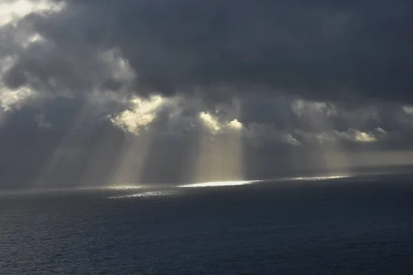 Disparo Bajo Ángulo Del Sol Que Brilla Por Las Nubes —  Fotos de Stock