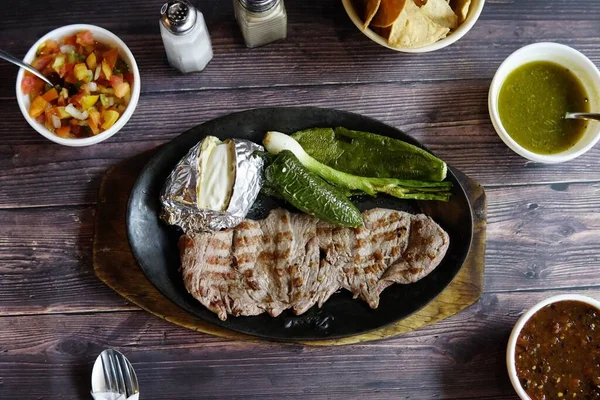 Высокоугольный Снимок Тонкого Куска Мяса Соусами Черной Тарелке — стоковое фото