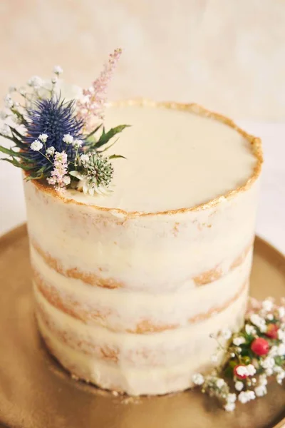 Eine Vertikale Aufnahme Einer Schönen Und Köstlichen Torte Mit Blüte — Stockfoto