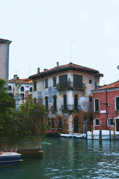 Een Verticale Mooie Opname Van Boten Gebouwen Venetië Italië — Stockfoto
