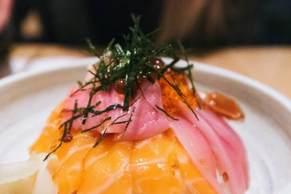 テーブルの上で鮭とまぐろを使った料理 — ストック写真