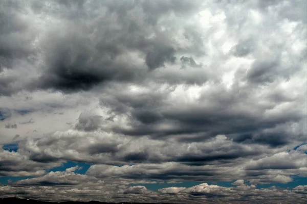 Plan Faible Angle Des Magnifiques Nuages Pluie Dans Ciel — Photo