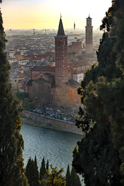 Svislý Výhled Historické Budovy Blízkosti Řeky Veroně Itálie — Stock fotografie