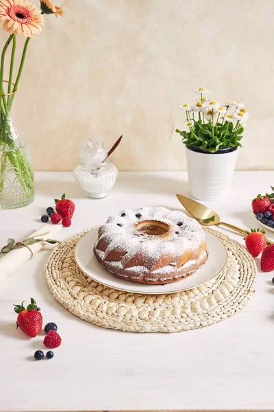 Egy Függőleges Felvétel Egy Gyűrű Torta Gyümölcsökkel Porral Egy Fehér — Stock Fotó