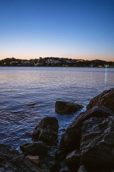 Egy Függőleges Felvétel Egy Sziklás Strandról Naplementekor — Stock Fotó