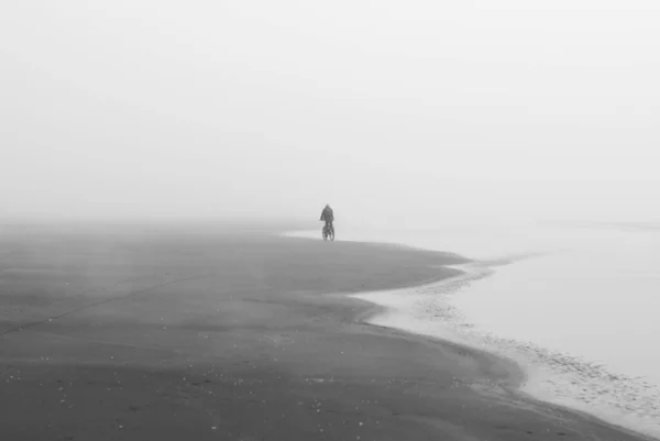 Koyu Bulutların Altında Yalnız Bir Insanın Kumsalda Yürüdüğü Gri Tonda — Stok fotoğraf