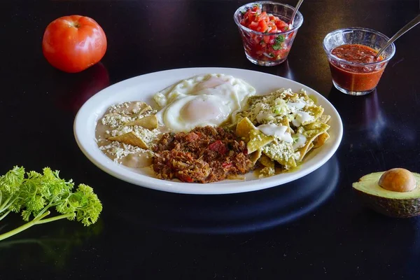 Disparo Cierre Alto Ángulo Una Placa Huevos Frijoles Triturados Niños — Foto de Stock