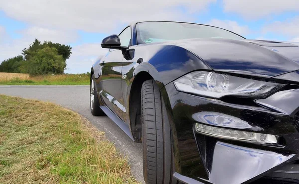 Kiel Németország Május 2020 Fekete Ford Mustang Sportkocsi Előtt Egy — Stock Fotó